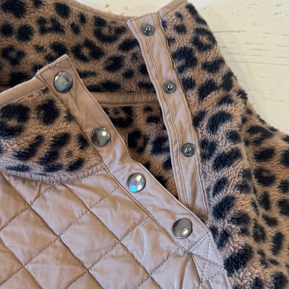 Abercrombie Leopard Print pullover - Picture 3 of 8